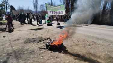 Los trabajadores realizaron un bloqueo en el acceso a Loncopué por segundo día consecutivo. Foto: Gentileza