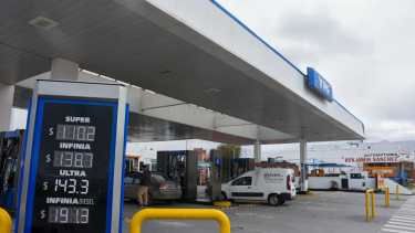 Así quedaron los precios de los combustibles en Roca, luego del aumento de YPF. Fotos Juan Thomes.