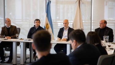 El legislador Martín (izq.) en la mesa principal del encuentro del lunes, con el jefe de Gobierno de la Ciudad de Buenos Aires.