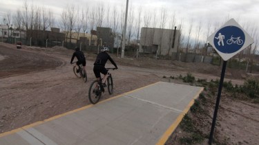 El paseo costero que bordea el río Limay se corta en los alambrados de La Zagala (foto Oscar Livera)