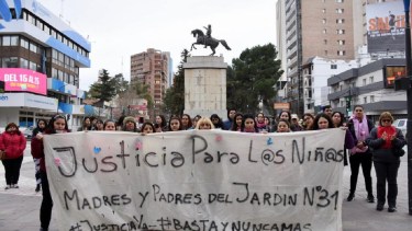 Familias del jardín 31 se reunieron en el monumento para pedir que se agilice el proceso judicial por los abusos. Foto: Matías Subat. 