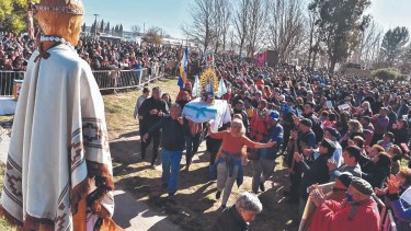 Miles de fieles llegaron desde distintos puntos a Chimpay, para venerar al “lirio de la Patagonia.” Fotos Jorges Tanos