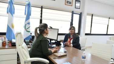 La intendenta de Rincón de los Sauces, Norma Sepúlveda, y la delegada Verónica Madrazo.