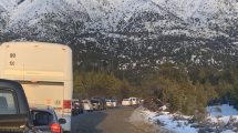 Imagen de Largas filas de autos en la ruta al cerro Catedral por una protesta