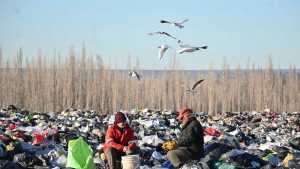 En fotos te mostramos el trabajo diario de los recicladores del basural de Cipolletti