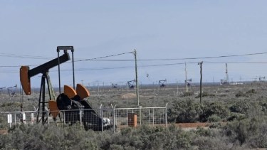 La producción de petróleo no aumenta pero sí las regalías a municipios de Río Negro por el tipo de cambio. Archivo