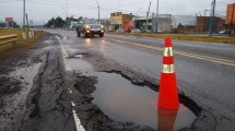 Imagen de Un cráter en el acceso a Roca dejó cuatro autos dañados en dos horas, tras la intensa lluvia