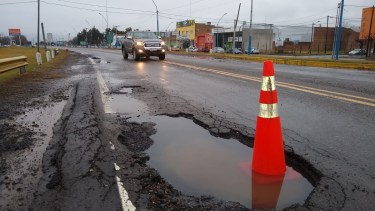 Un gran bache ocasionó problemas en un fin de semana de lluvia en Roca. Foto: Alejandro Carnevale