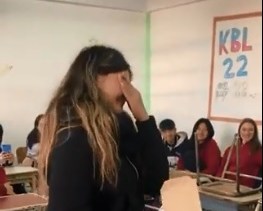 El momento en el que Belén recibe la sorpresa. 