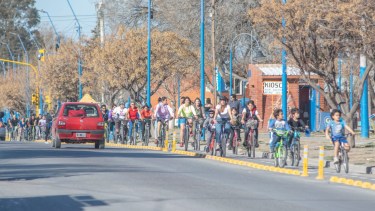 En medio de una jornada espléndida inauguraron la bicisenda y un semáforo inclusivo en Roca
