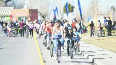 Soria encabezó la bicicleteada desde calle Jujuy hasta San Juan. Todo terminó con un espectáculo artístico. (fotos: gentileza Municipalidad de Roca)