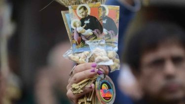 San Cayetano es convocado por sus fieles para pedir pan, techo y trabajo.-
