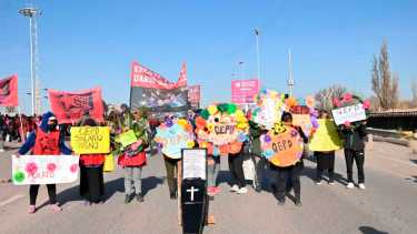 El FOL y el FPDS se sumaron al velatorio nacional del salario mínimo, vital y móvil. Foto: Florencia Salto.
