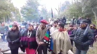 La comunidad mapuche Quintriqueo hizo una ceremonia el domingo en el lote en litigio y los integrantes aseguraron que resistirán cualquier intento de desalojo. (foto gentileza)