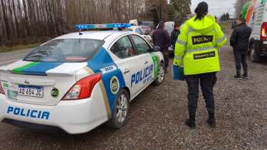 Una mujer chocó en un semáforo sobre Ruta 22 e intentó huir, en Roca. Foto Gentileza.