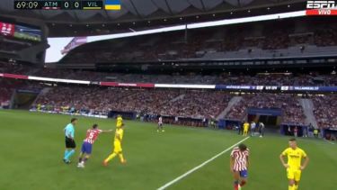 El momento del empujón de De Paul a Lo Celso cuando transcurría el segundo tiempo.-