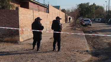 Personal de la  Comisaría 21 se encuentra trabajando en las inmediaciones a la escuela. (foto: Alejandro Carnevale)