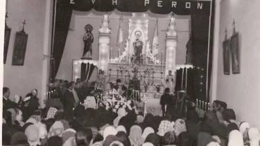 Muchos neuquinos por la capilla para rendir homenaje. (FOTOS: museo Paraje Confluencia)