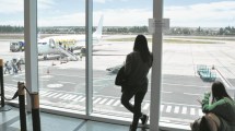 Imagen de Vuelan las quejas por las reprogramaciones de Flybondi en la región