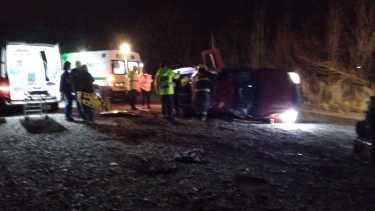 La camioneta quedó volcada a la orilla de la ruta tras el impacto de la otra Ford Ranger. (foto: gentileza)