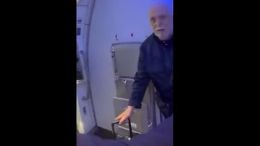 El momento en que el exministro se dispone a bajar de un vuelo proveniente de Roca y es increpado. 