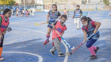 El hockey empieza a pisar fuerte en los polideportivos locales.