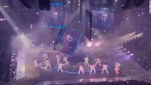 Hong Kong: una pantalla gigante cayó sobre dos músicos en pleno show