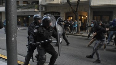 Los incidentes en la cercanía del domicilio de la expresidenta comenzaron luego de que un grupo de manifestantes tumbara las vallas dispuestas por efectivos policiales. Foto Télam. 