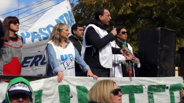 Inostroza, Schieroni y Molina; durante la última marcha provincial en Viedma. Foto: Marcelo Ochoa.