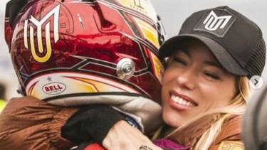 A pesar de su incomodidad, Nicole Neumann subió imágenes acarameladas junto a Manu Urcera.-