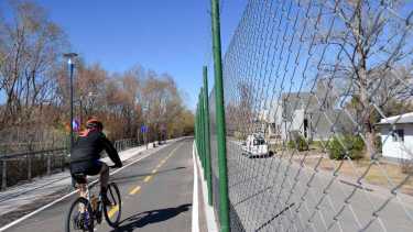 Notifican a deudores municipales en otro barrio privado de Neuquén. Foto Mati Subat