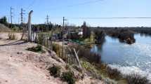 Imagen de El paseo costero del río Neuquén está frenado en el cruce de un barrio privado
