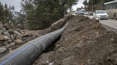 La obra de la avenida Bustillo tiene un avance importante en tareas complementarias con la instalación de un ducto cloacal. Foto: gentileza Gobierno de Río Negro