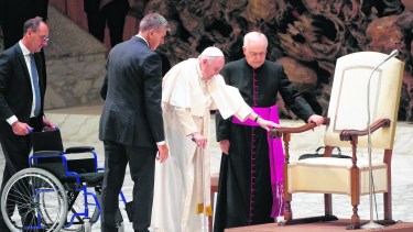 Francisco convocó en forma sorpresiva para hoy a 300 cardenales de todo el mundo.