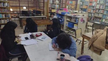 En el CPEM 14 de Aluminé, los estudiantes participan del taller de escritura creativa, en ampliación del tiempo escolar. (FOTO: Gentileza)