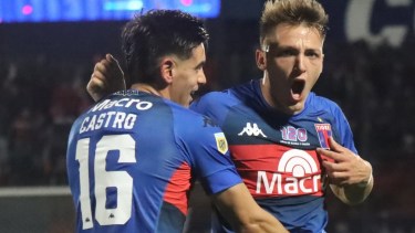 Retegui festeja uno de sus tantos con Castro, en la victoria de Tigre sobre Rosario Central. 