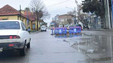 Los problemas de agua y cloacas se multiplicaron por las fuertes lluvias. Los baches también. (foto: Alejandro Carnevale)