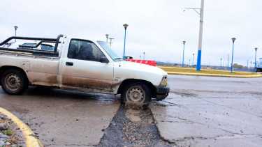 La rotonda de calles Jujuy y Rochdale es uno de los sectores más afectados por las roturas de desbordes cloacales. Foto Rodrigo Sandoval.