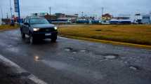 Imagen de Ruta 22: dos vehículos rompieron sus neumáticos en un gran bache en Roca