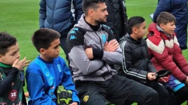 A mediados de la semana pasada, Romero dio una breve charla para chicos de las inferiores de Racing con el buzo de la Academia puesto. 