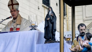 El arzobispo de Buenos Aires, Mario Poli, destacó la labor de "muchos 'Cayetanos' anónimos, hombres y mujeres que no pasan de largo ante el dolor de los que están en la banquina del camino de la vida", Foto Télam.