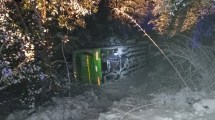 Imagen de Un vecino rescató a 15 personas tras un vuelco de un colectivo en la Ruta de los Siete Lagos 