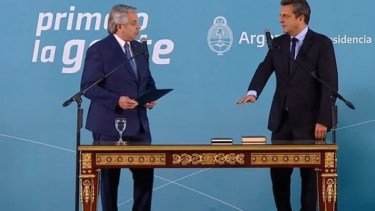 El presidente Alberto Fernández tomó juramento a Sergio Massa. Foto: captura de pantalla.-