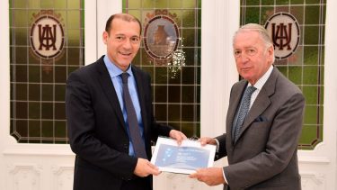 El gobernador con el Libro Blanco que le entregó la asociación. Foto: gentileza.