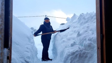 Valentina Sepúlveda se abre camino a pura pala para salir de su casa y poder ir a trabajar. Así está hoy Caviahue, a 360 km de Neuquén capital, Patagonia pura.