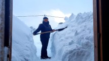 Imagen de En Caviahue bajo nieve, Valentina palea cada día para salir a trabajar: «Si me salgo de la huella, me entierro»