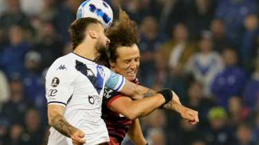 Pratto pelea con David Luiz. Los delanteros de Vélez casi no entraron en juego y Flamengo se hizo una fiesta. 