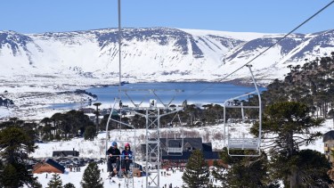El cerro Caviahue: se encuentra a 10 cuadras del centro de la villa, y durante toda la temporada recibió grandes nevadas.