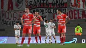 River, en su peor momento del año: después de perder con Boca, volvió a caer ante Banfield