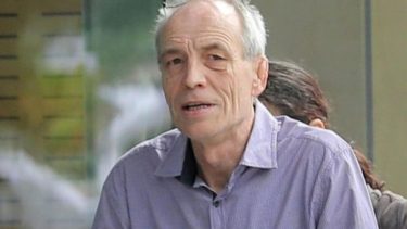 Simon Dorante Day dice tener un parecido con Carlos III y la Reina Isabel II.-